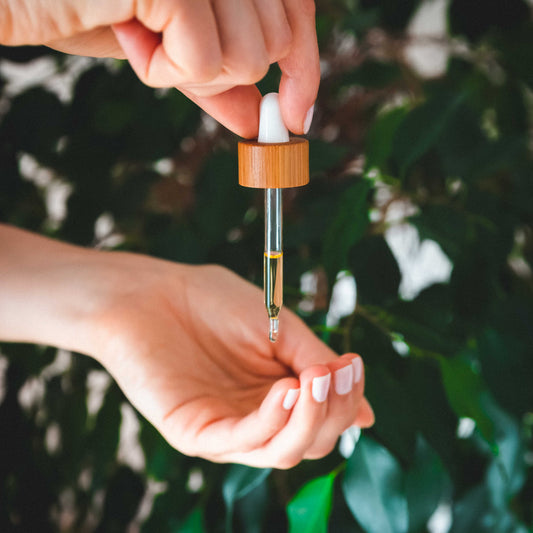 Comment appliquer les sérums à base d’huile végétale sur son visage ? - Juliette • Soins cosmétiques naturels