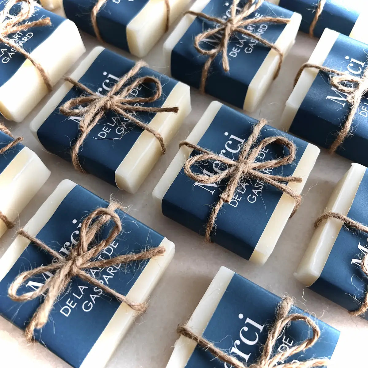 Cadeau personnalisé prénom, date, couleur, logo pour mariage, baptême, fête entreprise, HORECA / Savon personnalisé saponifié à froid juliette. Natural Cosmetics Belgique Luxembourg