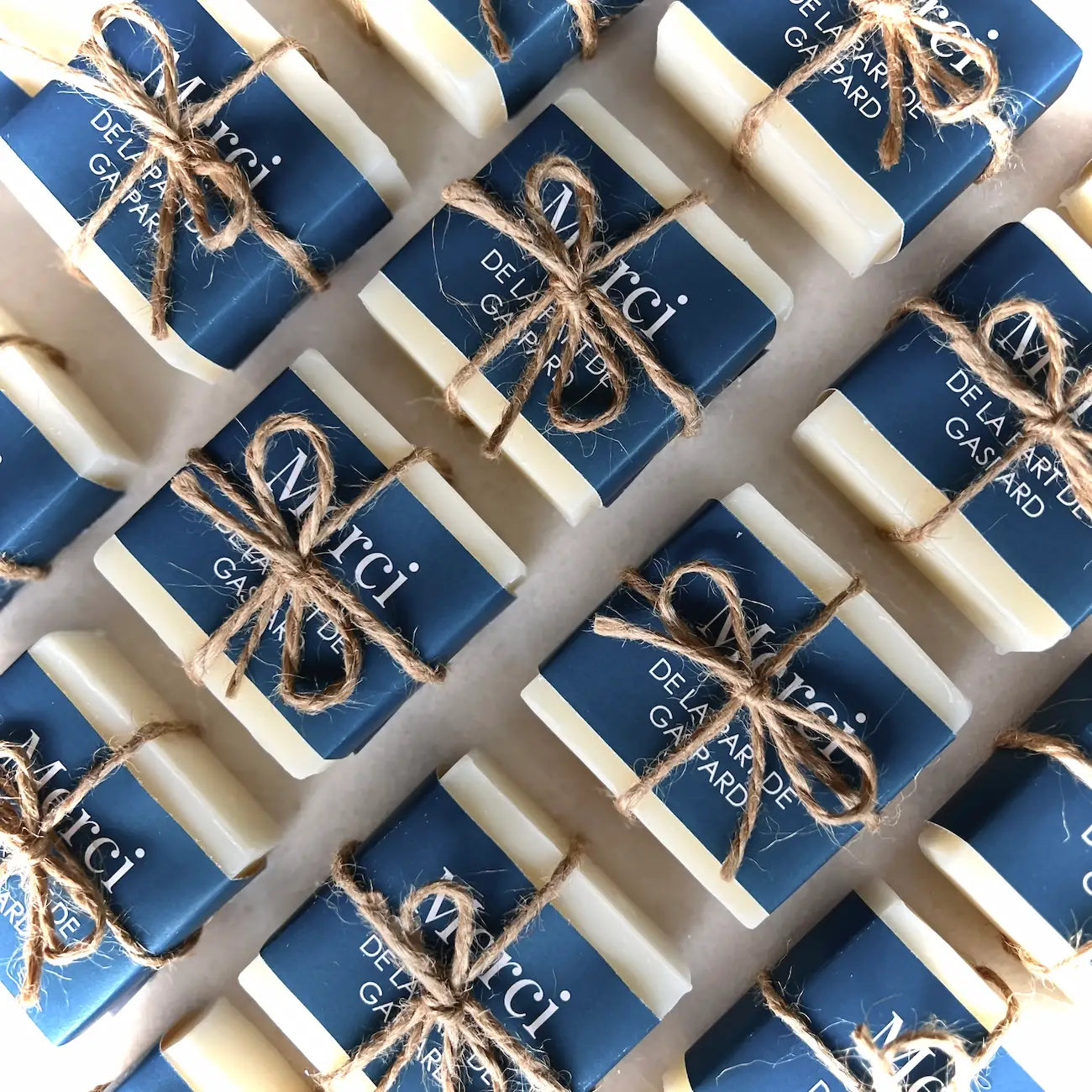 Cadeau personnalisé prénom, date, couleur, logo pour mariage, baptême, fête entreprise, HORECA / Savon personnalisé saponifié à froid juliette. Natural Cosmetics Belgique Luxembourg