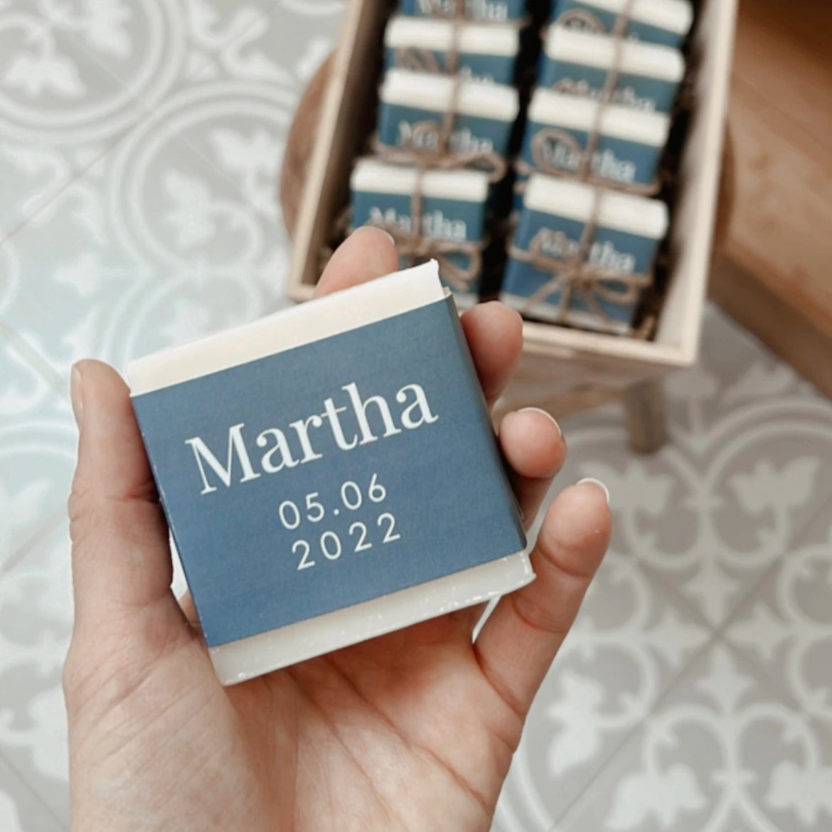 Cadeau personnalisé prénom, date, couleur, logo pour mariage, baptême, fête entreprise, HORECA / Savon personnalisé saponifié à froid juliette. Natural Cosmetics Belgique Luxembourg