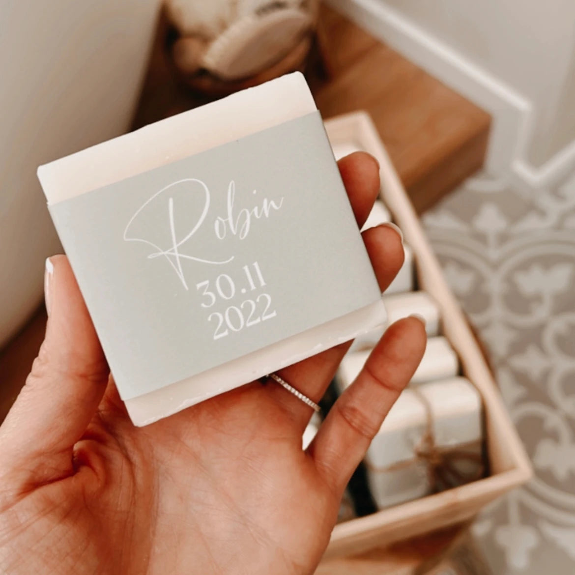 Cadeau personnalisé prénom, date, couleur, logo pour mariage, baptême, fête entreprise, HORECA / Savon personnalisé saponifié à froid juliette. Natural Cosmetics Belgique Luxembourg
