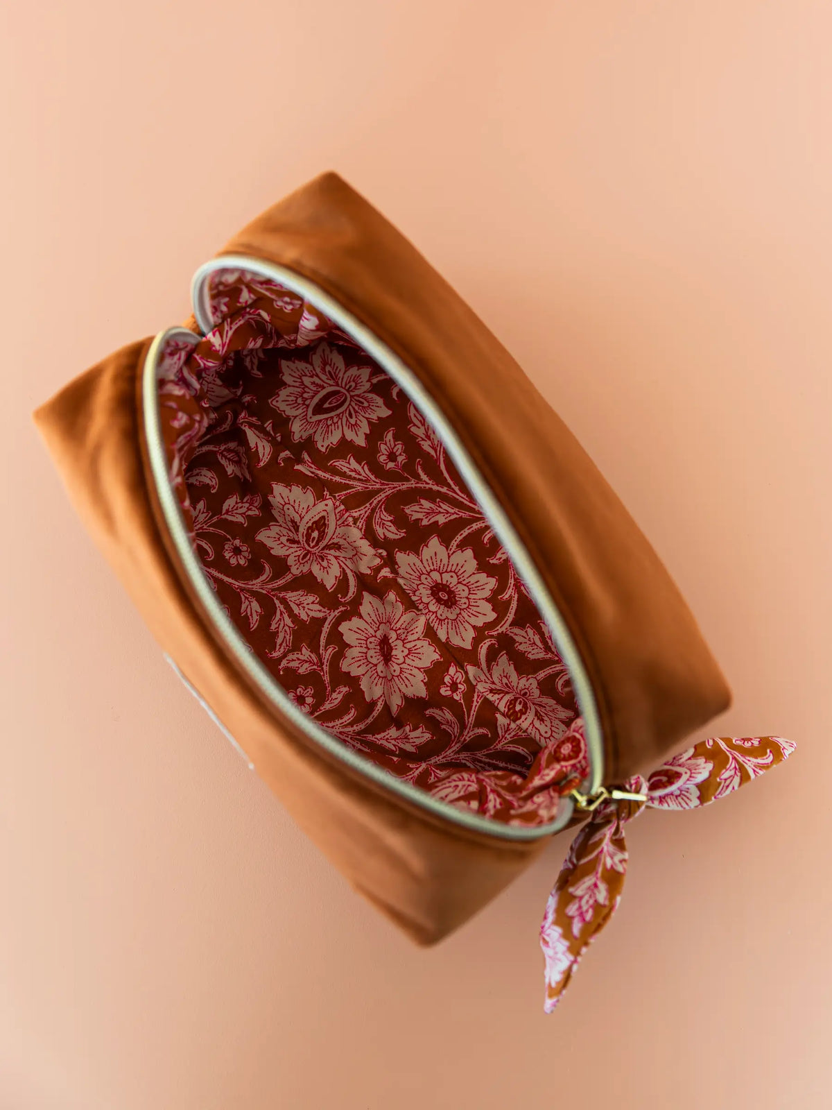 Trousse de toilette couleur écureuil en velours – vue tissu fleuri intérieur
