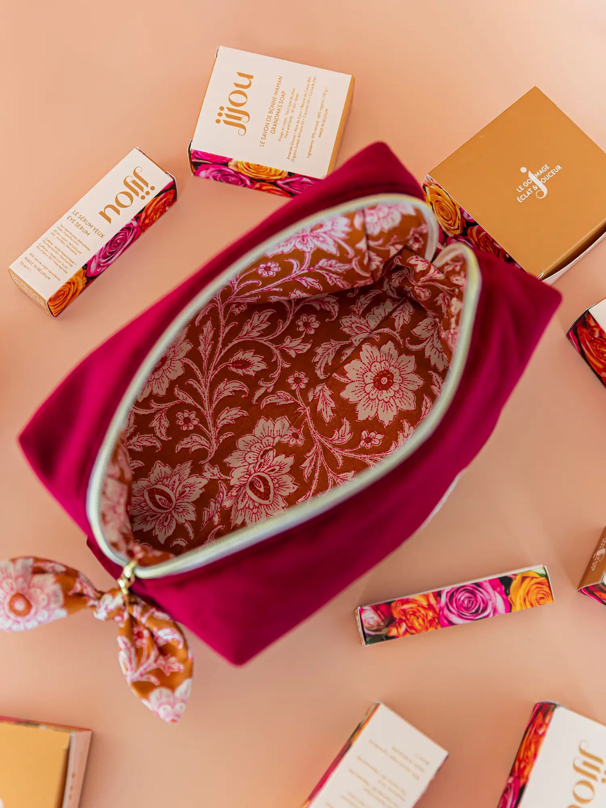 Trousse de toilette bordeaux en velours – vue tissus fleuri intérieur