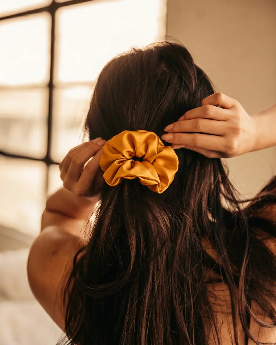 Chouchou en satin fait main jaune safran (8 coloris) JIJOU® - idée coiffure mariage