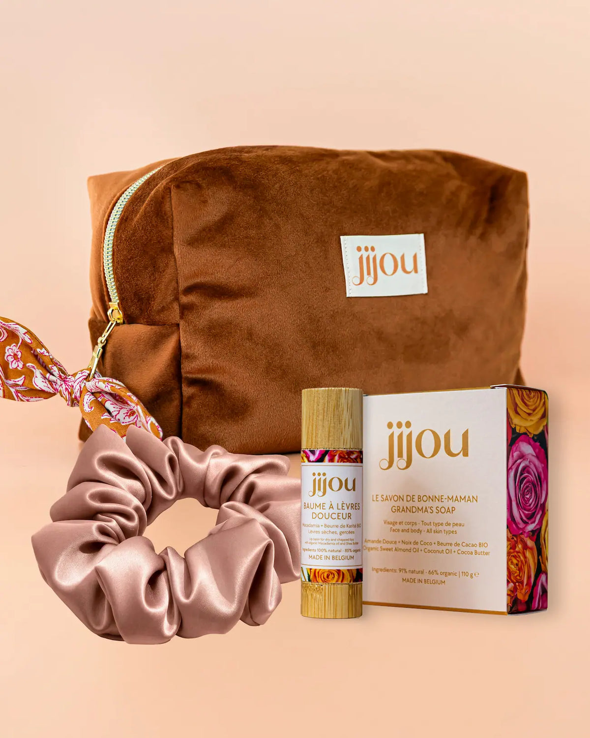 Trousse cadeau Délicatesse Jijou avec savon baume à lèvres et chouchou en satin
