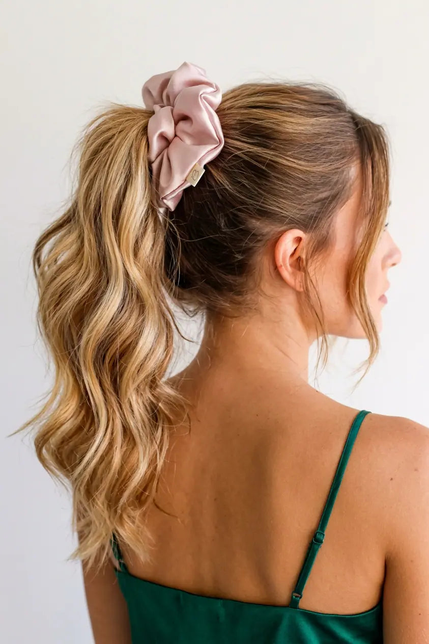 Chouchou en satin fait main rose nude (8 coloris) JIJOU® - idée coiffure mariage