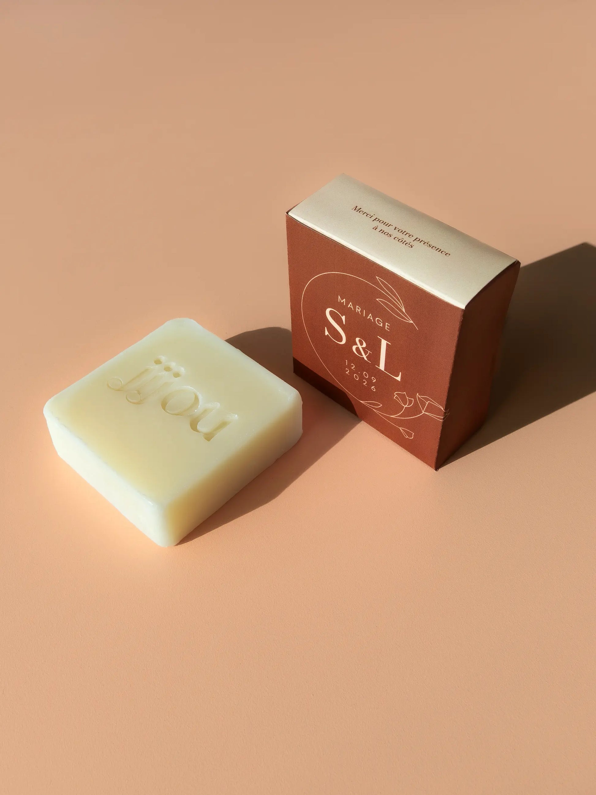Idée cadeau personnalisé invités mariage : Savon personnalisé JIJOU® Belgique France Luxembourg terracotta beige