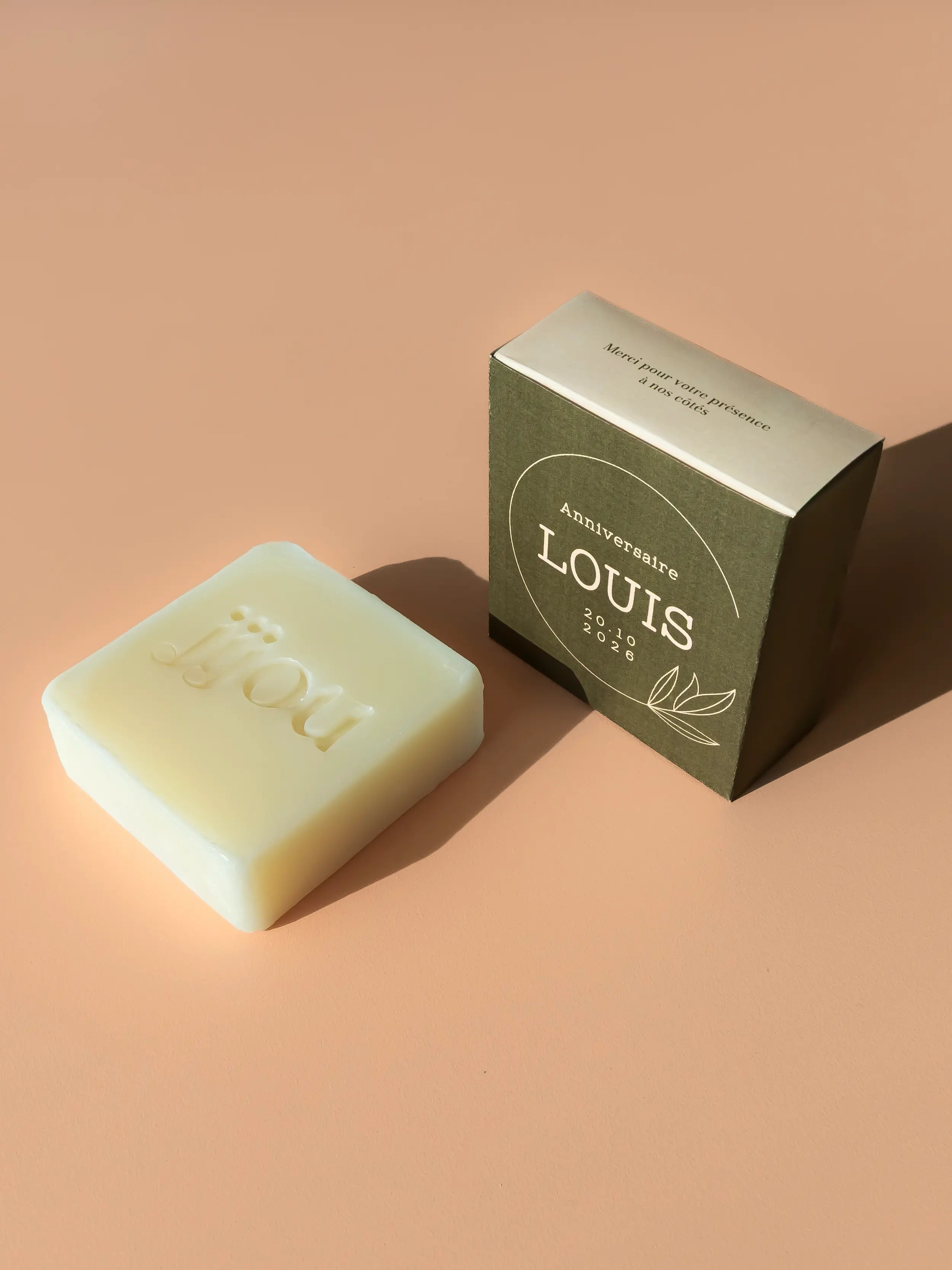 Idée cadeau personnalisé invités anniversaire : Savon personnalisé JIJOU® Belgique France Luxembourg beige vert olive