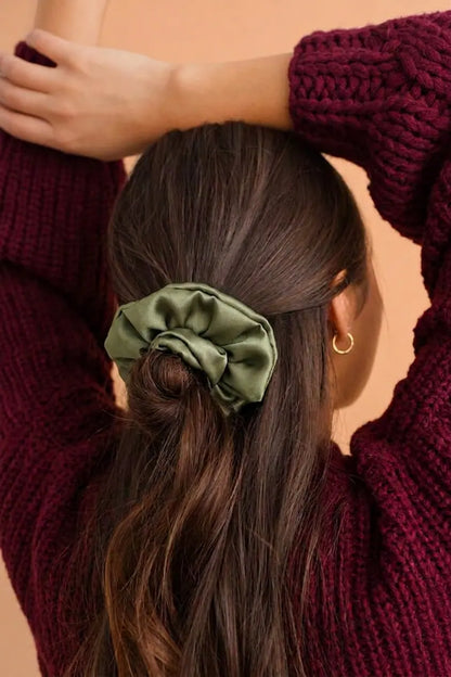 Chouchou en satin fait main vert olive kaki (8 coloris) JIJOU® - idée coiffure